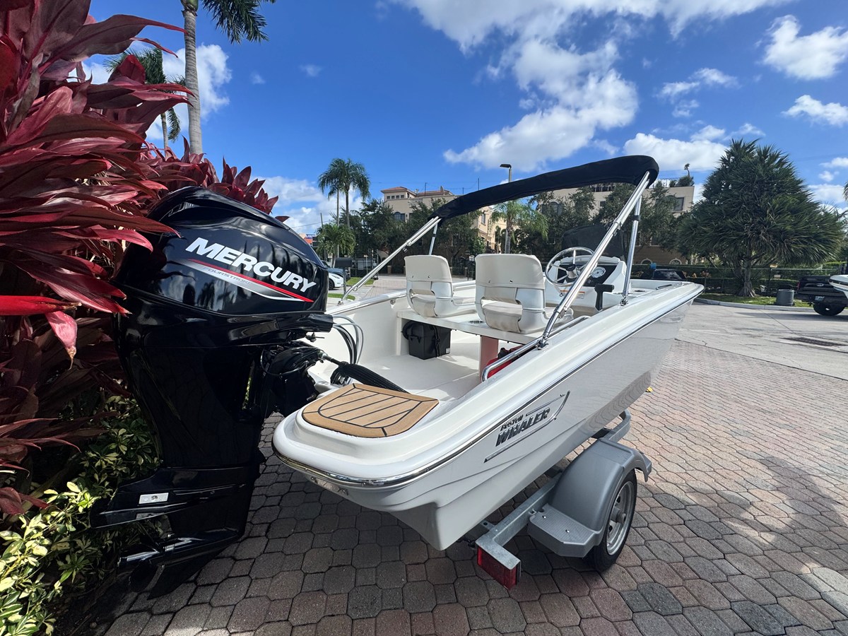2027 Boston Whaler 130 Super Sport 4
