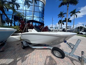 Boston Whaler 130 Super Sport 2 2027 Boston Whaler 130 Super Sport 3