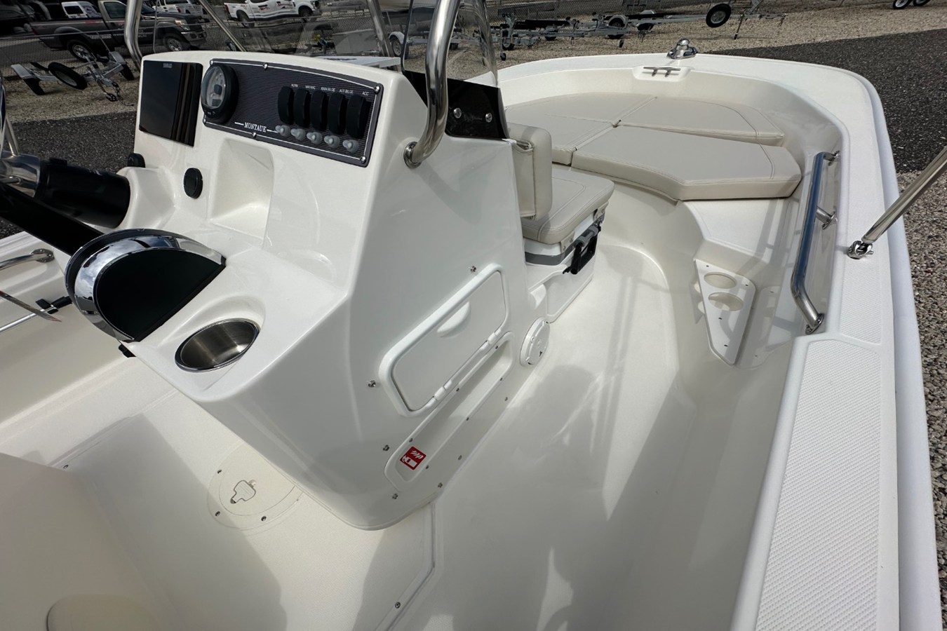2027 Boston Whaler 170 Montauk 14