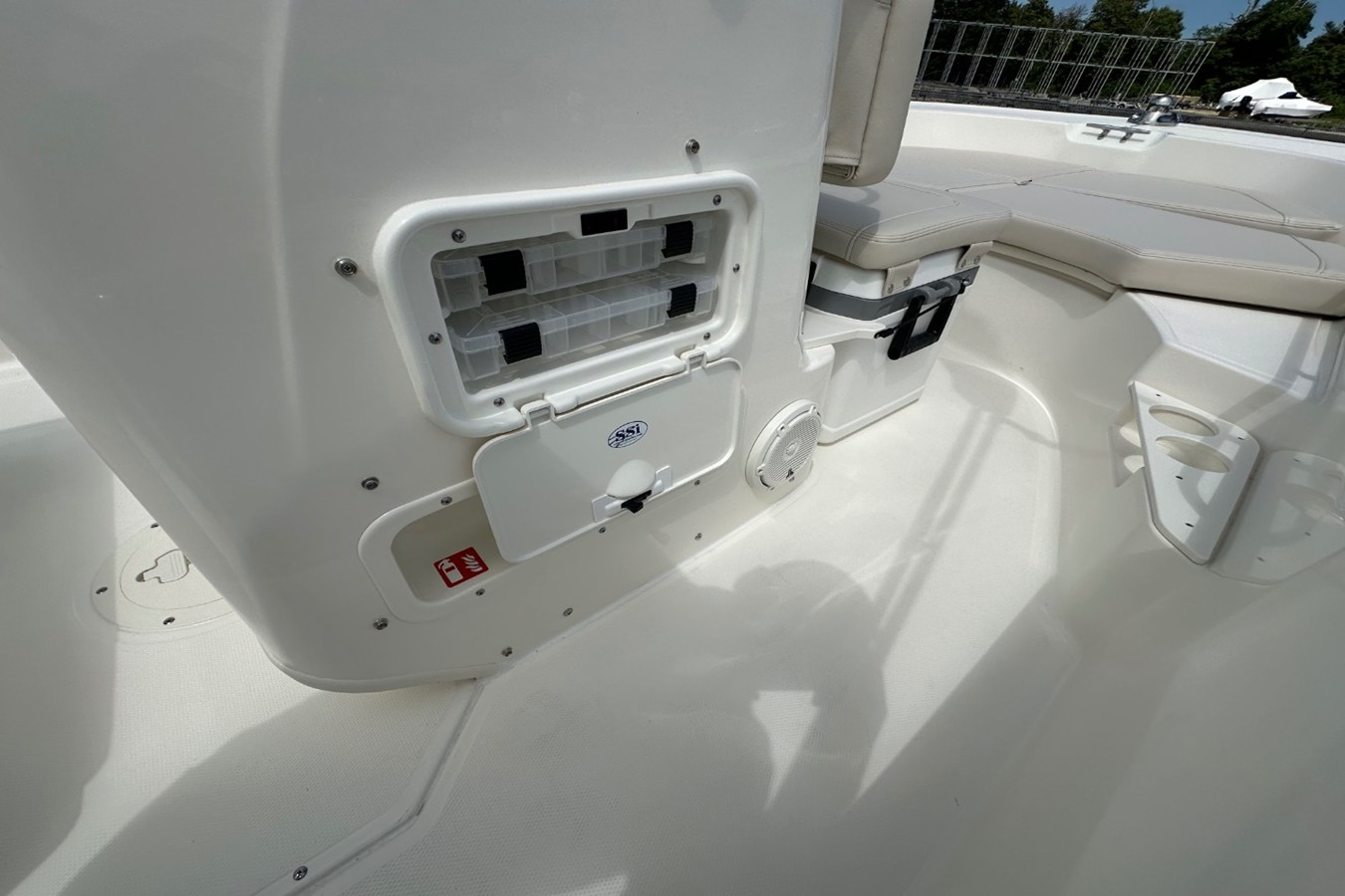 2027 Boston Whaler 170 Montauk 15