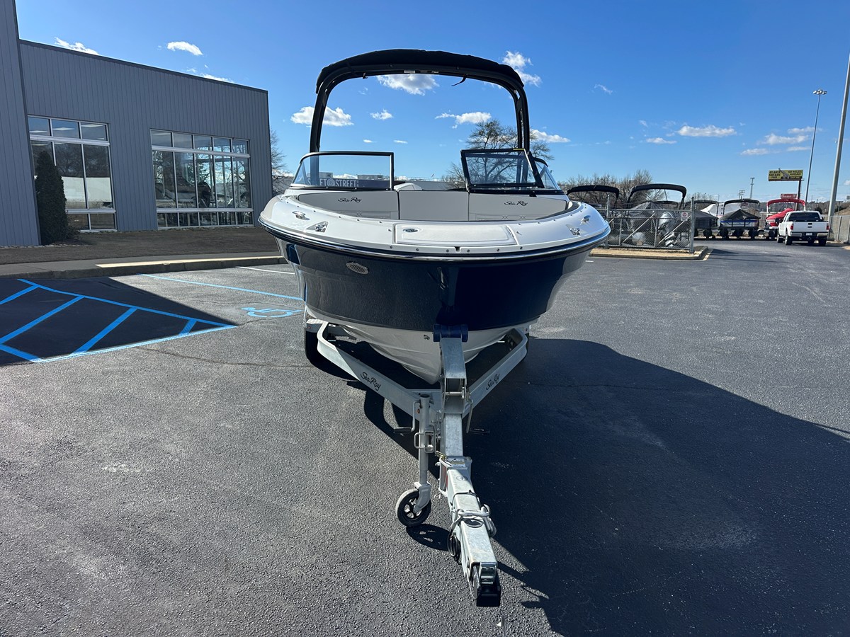 2026 Sea Ray SPX 210 Outboard 2