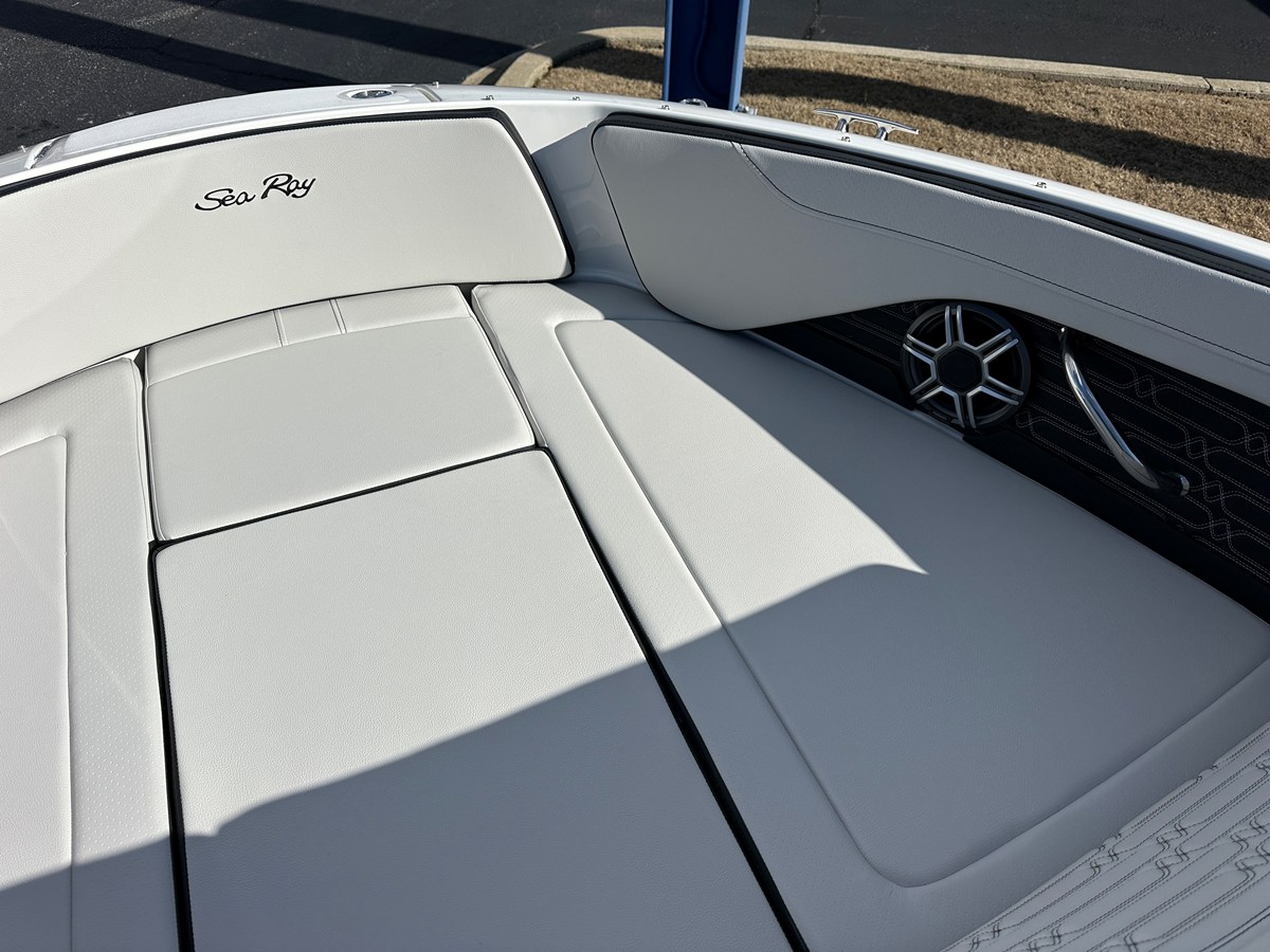 2026 Sea Ray SPX 210 Outboard 7