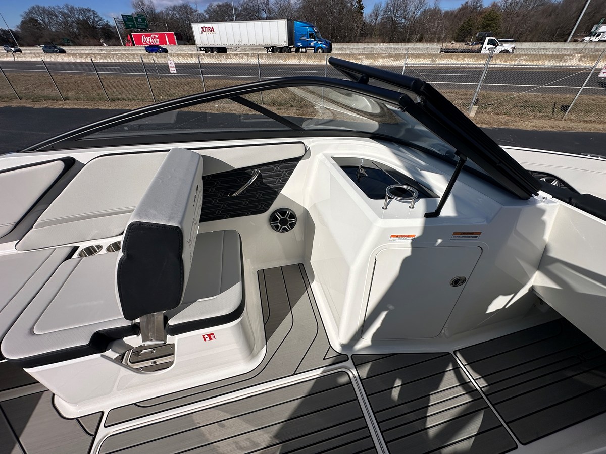 2026 Sea Ray SPX 210 Outboard 9