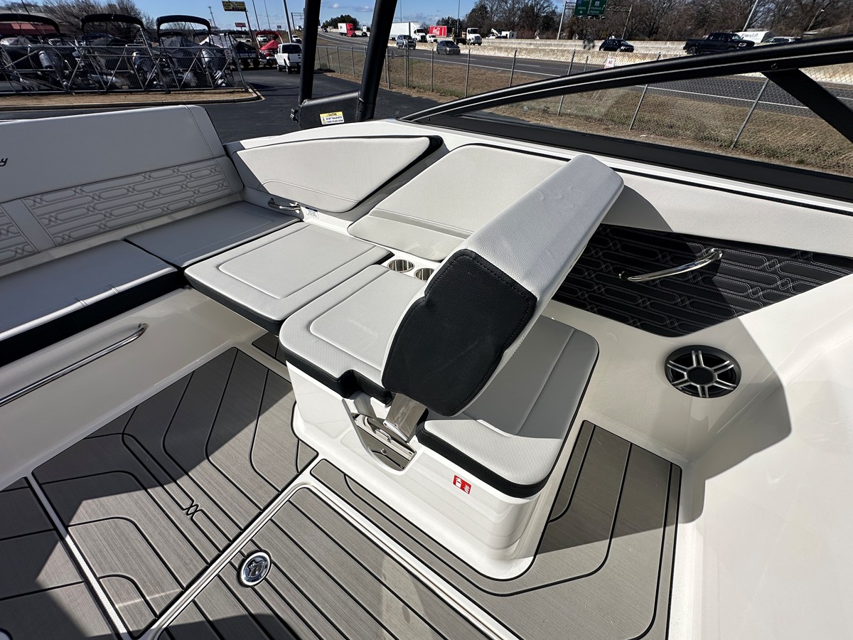 2026 Sea Ray SPX 210 Outboard 10