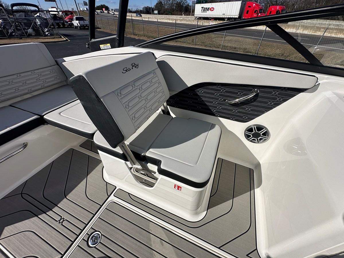 2026 Sea Ray SPX 210 Outboard 11