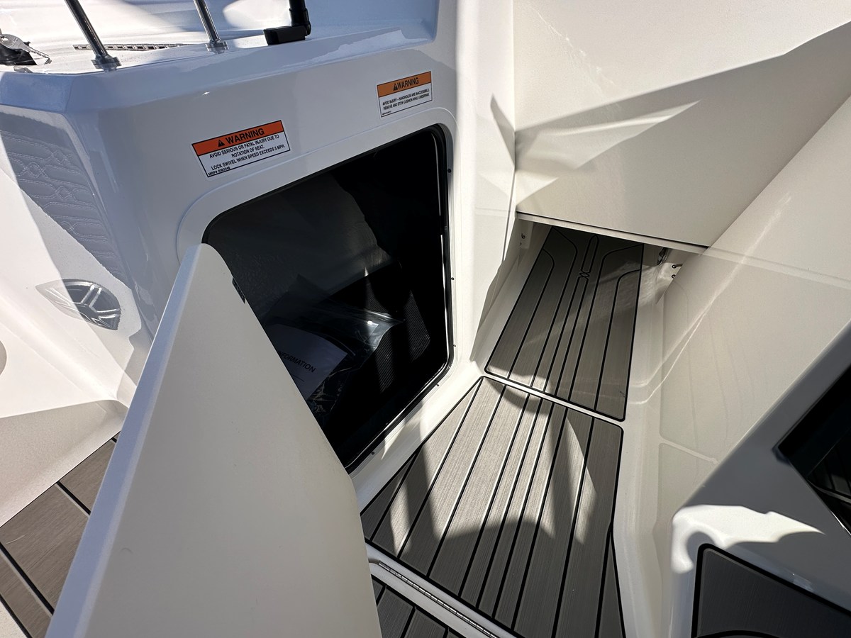 2026 Sea Ray SPX 210 Outboard 13