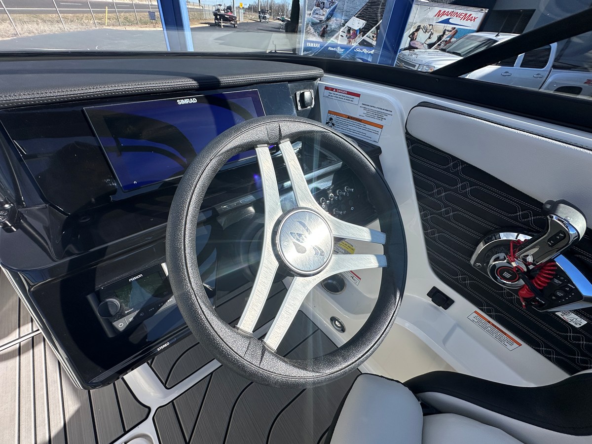 2026 Sea Ray SPX 210 Outboard 15