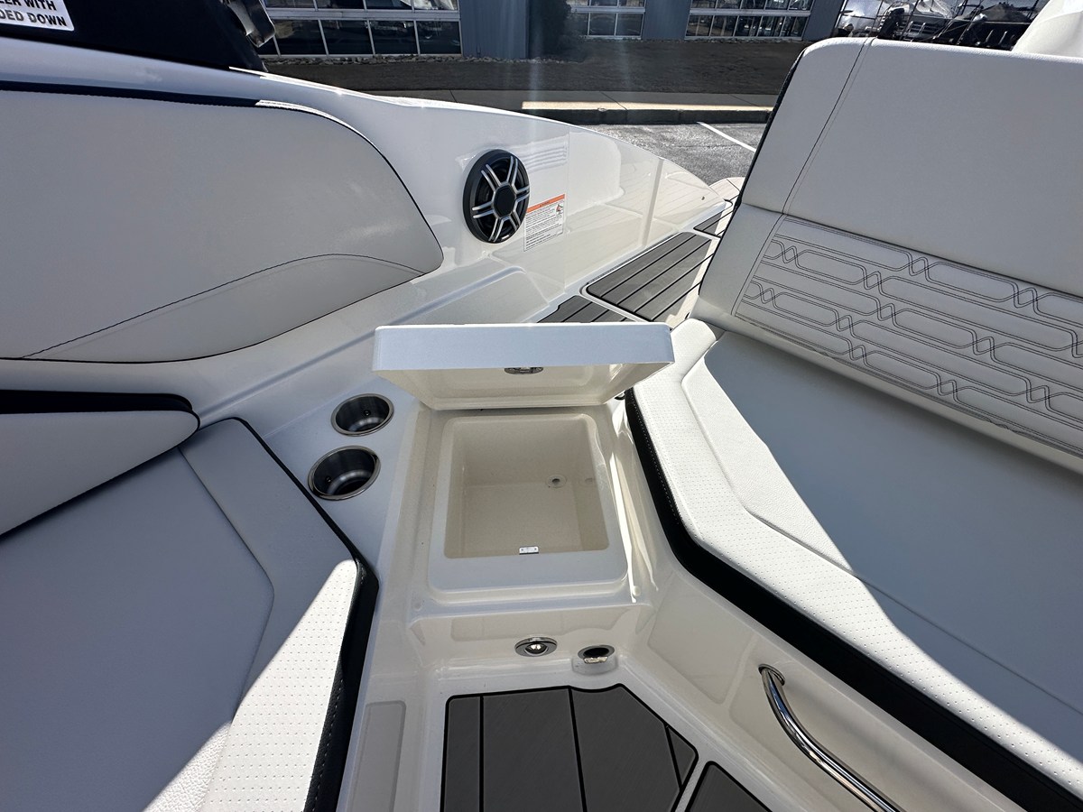 2026 Sea Ray SPX 210 Outboard 22
