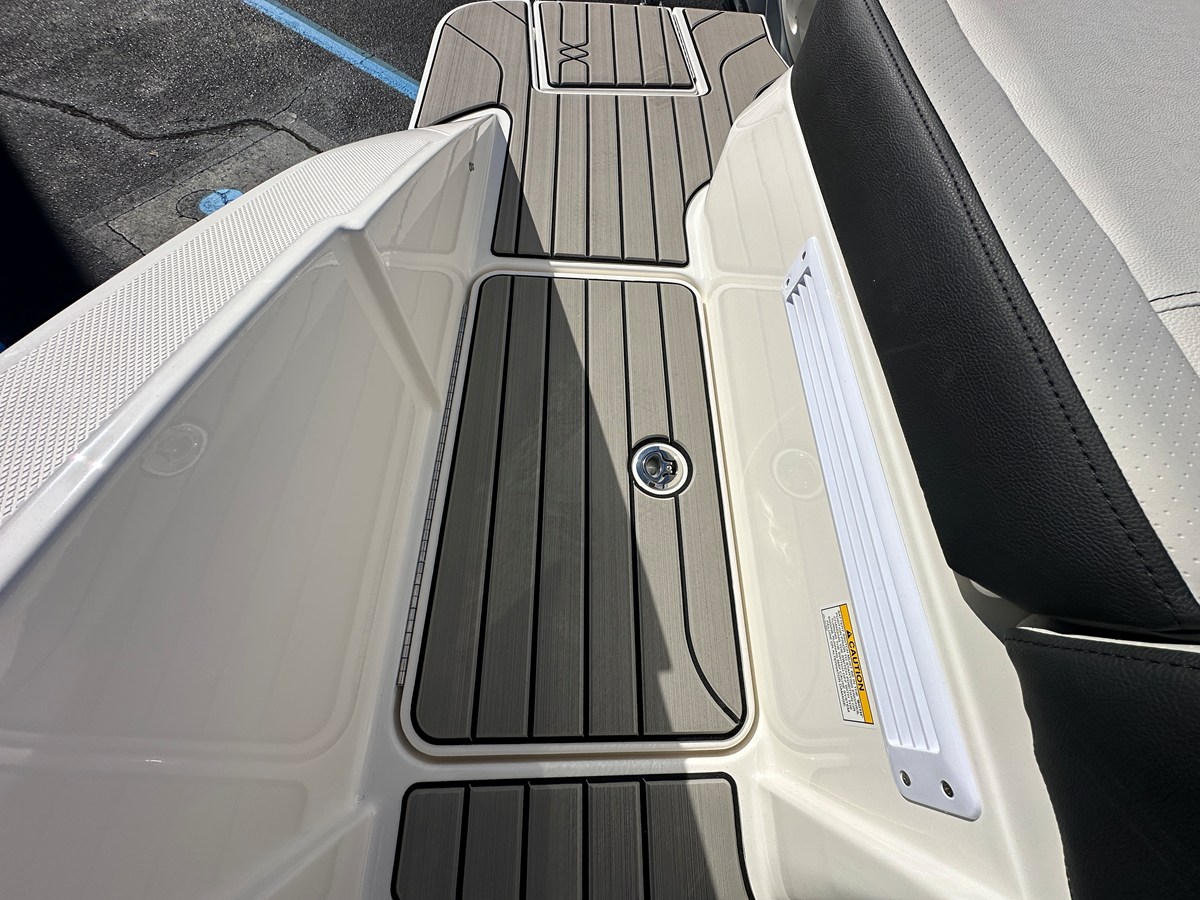 2026 Sea Ray SPX 210 Outboard 23