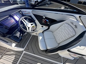 2026 Sea Ray SPX 210 Outboard 14