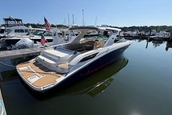 Sea Ray 350 SLX 1 2021 Sea Ray 350 SLX 2