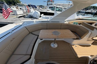 Sea Ray 350 SLX 8 2021 Sea Ray 350 SLX 9
