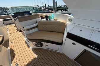 Sea Ray 350 SLX 13 2021 Sea Ray 350 SLX 14