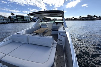 Sea Ray SLX 400 Outboard 11 2026 Sea Ray SLX 400 Outboard 12