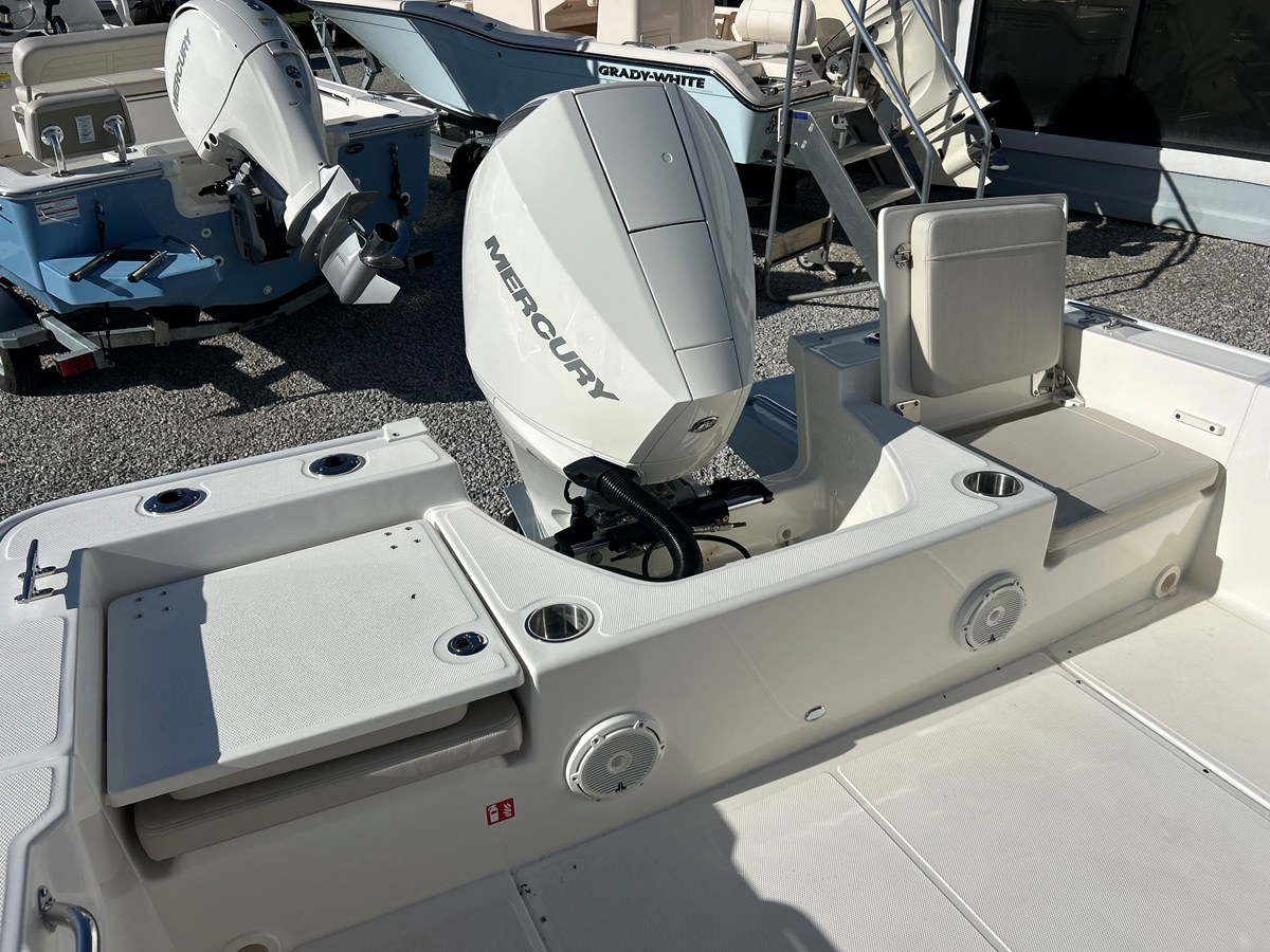 2027 Boston Whaler 210 Montauk 9