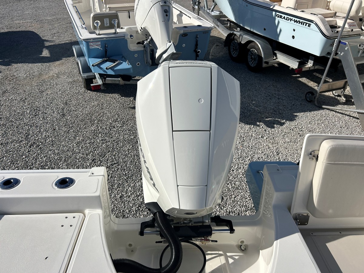 2027 Boston Whaler 210 Montauk 11
