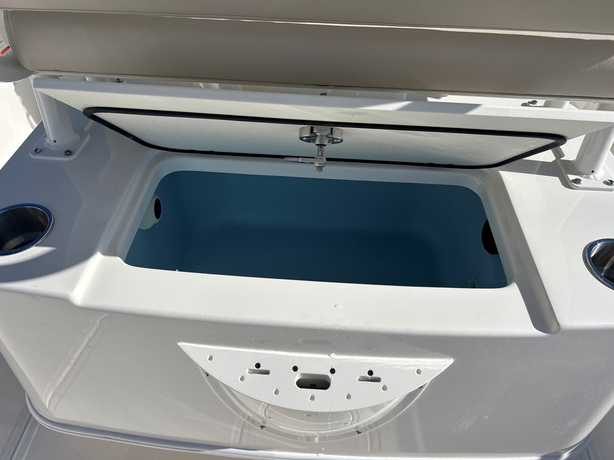 2027 Boston Whaler 210 Montauk 15