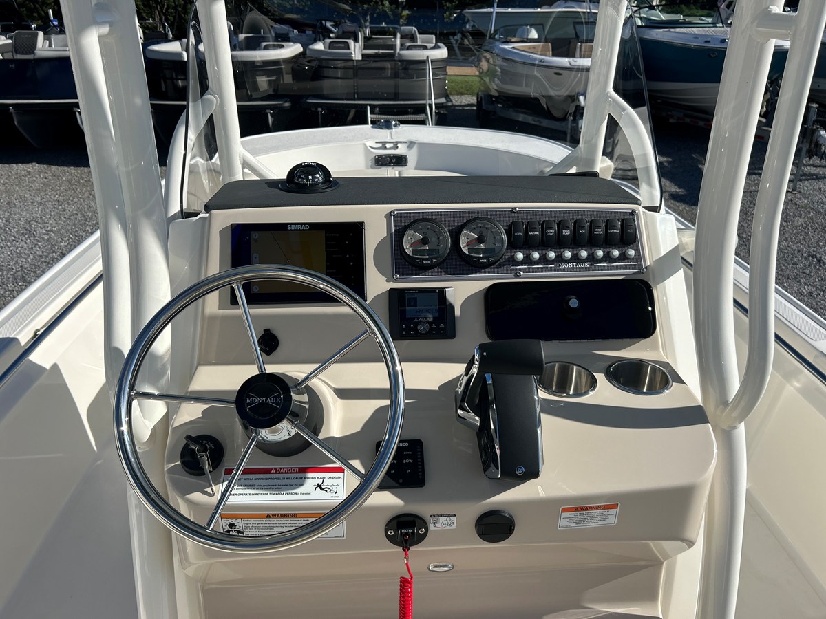 2027 Boston Whaler 210 Montauk 16