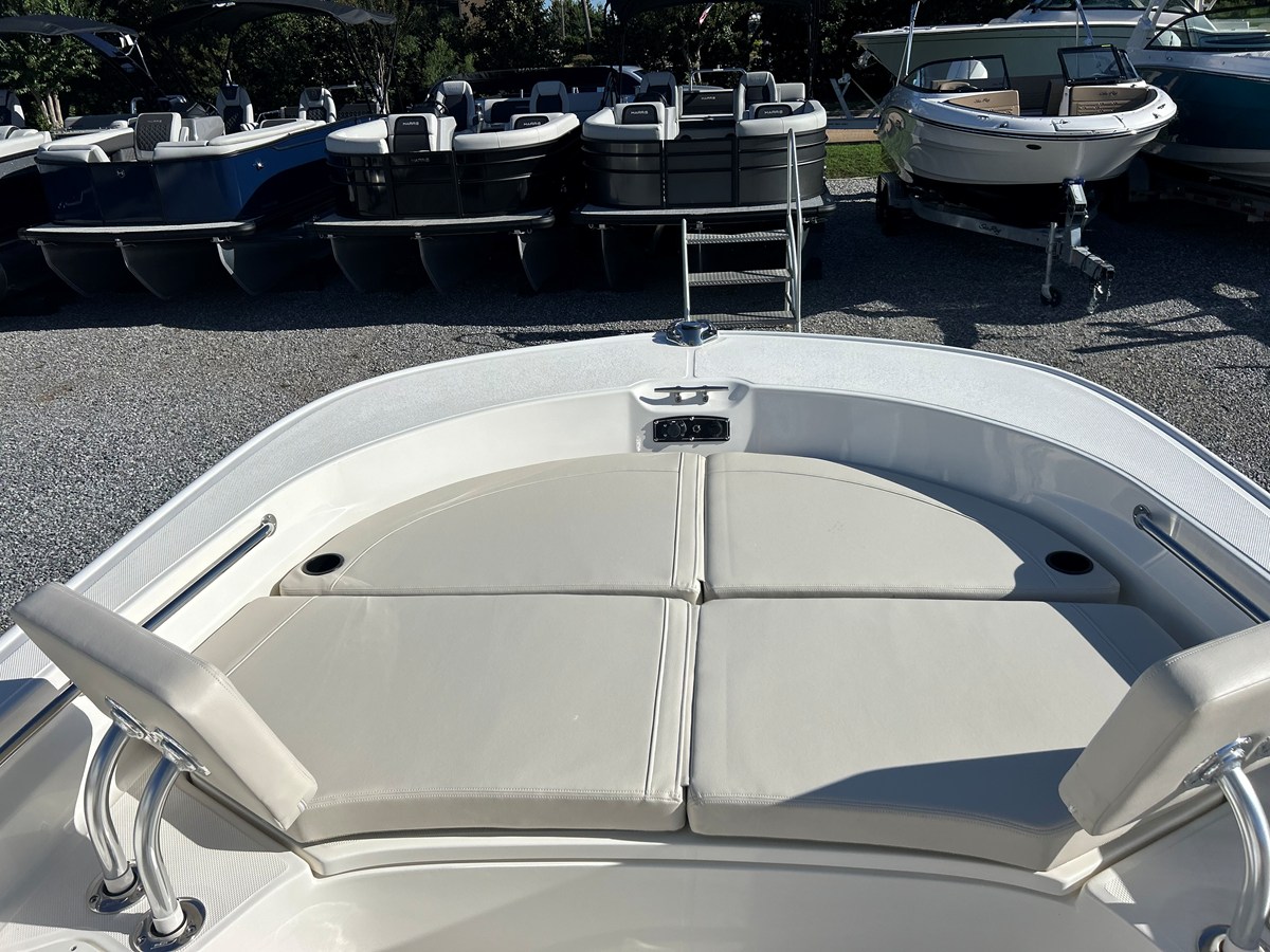 2027 Boston Whaler 210 Montauk 21