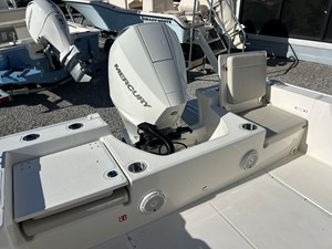 Boston Whaler 210 Montauk 9 2027 Boston Whaler 210 Montauk 10