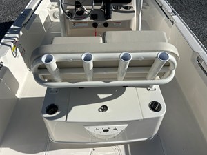 Boston Whaler 210 Montauk 11 2027 Boston Whaler 210 Montauk 12