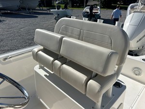Boston Whaler 210 Montauk 17 2027 Boston Whaler 210 Montauk 18