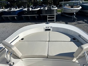 Boston Whaler 210 Montauk 20 2027 Boston Whaler 210 Montauk 21