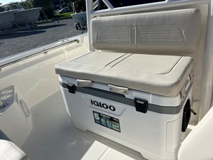 Boston Whaler 210 Montauk 21 2027 Boston Whaler 210 Montauk 22