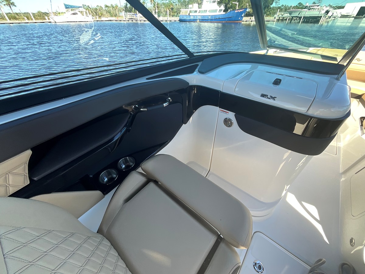 2027 Sea Ray SLX 260 Outboard 7