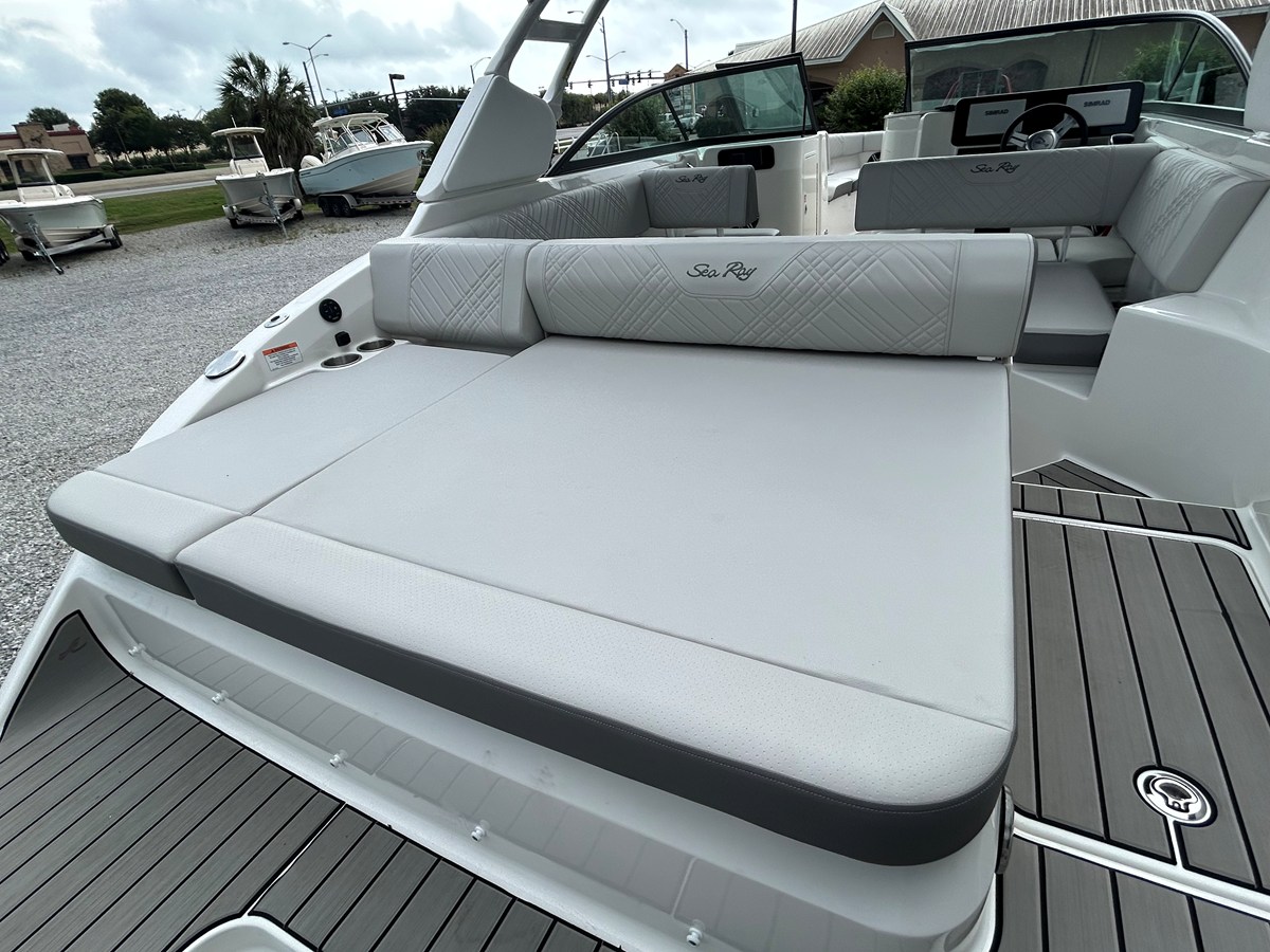 2026 Sea Ray SDX 250 Outboard 9