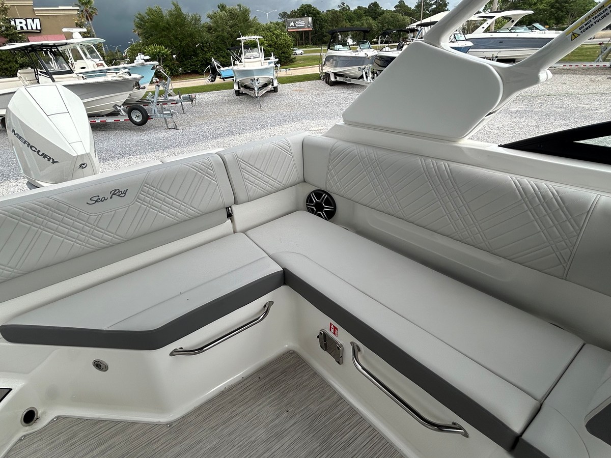 2026 Sea Ray SDX 250 Outboard 11
