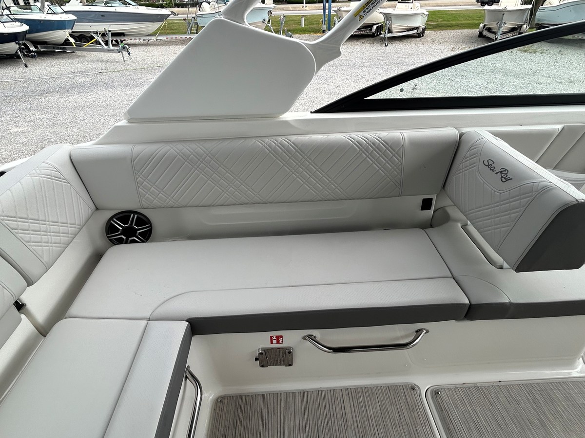 2026 Sea Ray SDX 250 Outboard 13