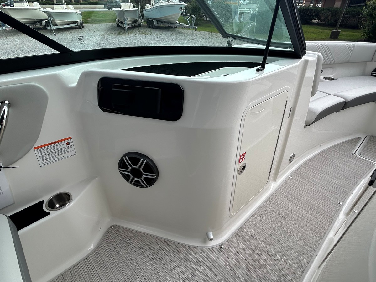 2026 Sea Ray SDX 250 Outboard 18