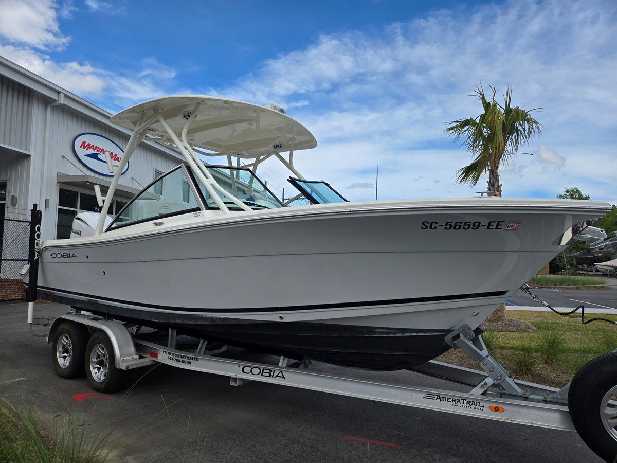 2023 Cobia 240 DUAL CONSOLE 3