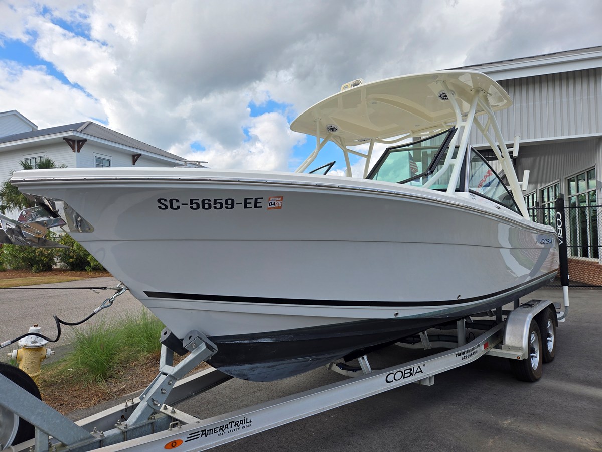 2023 Cobia 240 DUAL CONSOLE 4