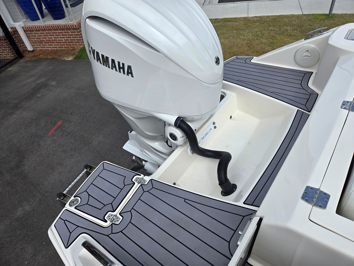 2023 Cobia 240 DUAL CONSOLE 7