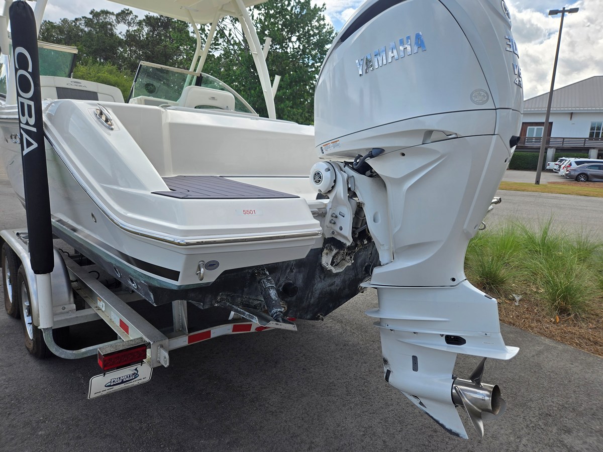 2023 Cobia 240 DUAL CONSOLE 10