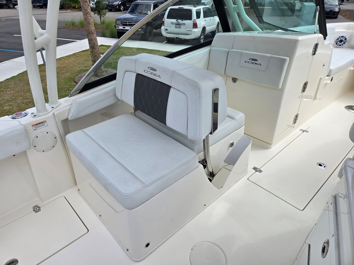 2023 Cobia 240 DUAL CONSOLE 13