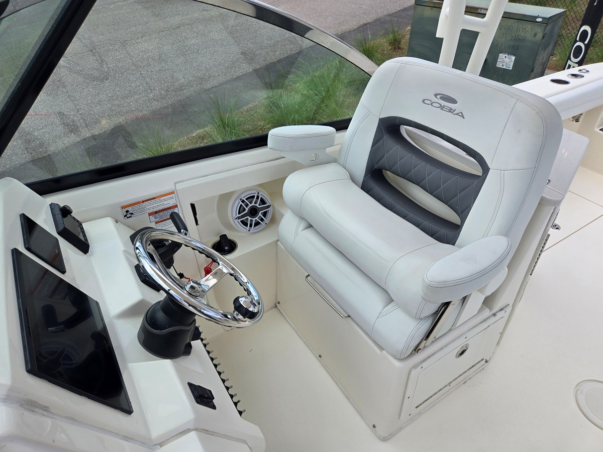 2023 Cobia 240 DUAL CONSOLE 15