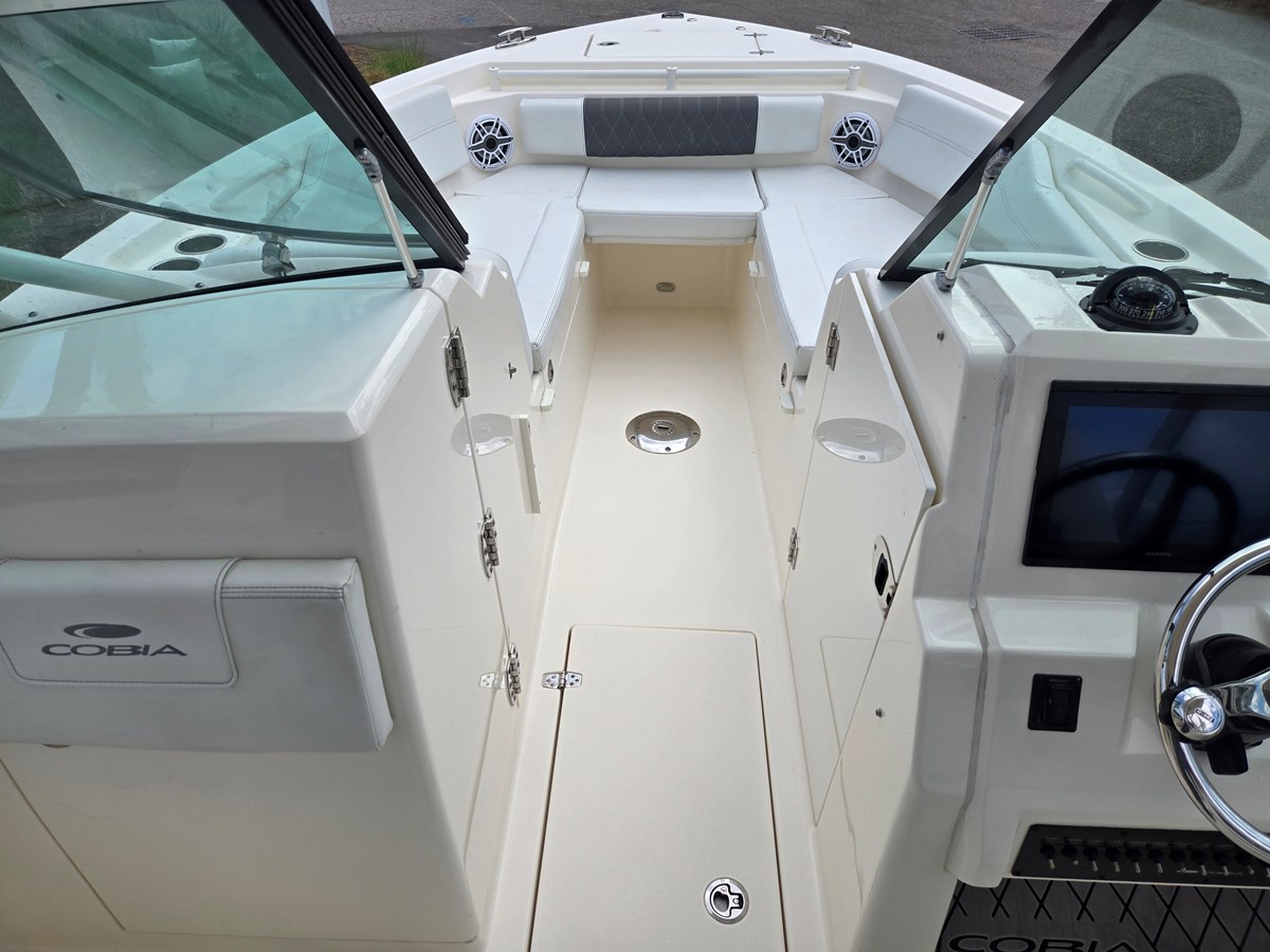 2023 Cobia 240 DUAL CONSOLE 16