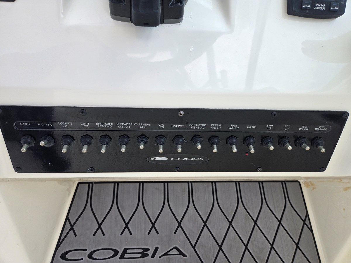 2023 Cobia 240 DUAL CONSOLE 17