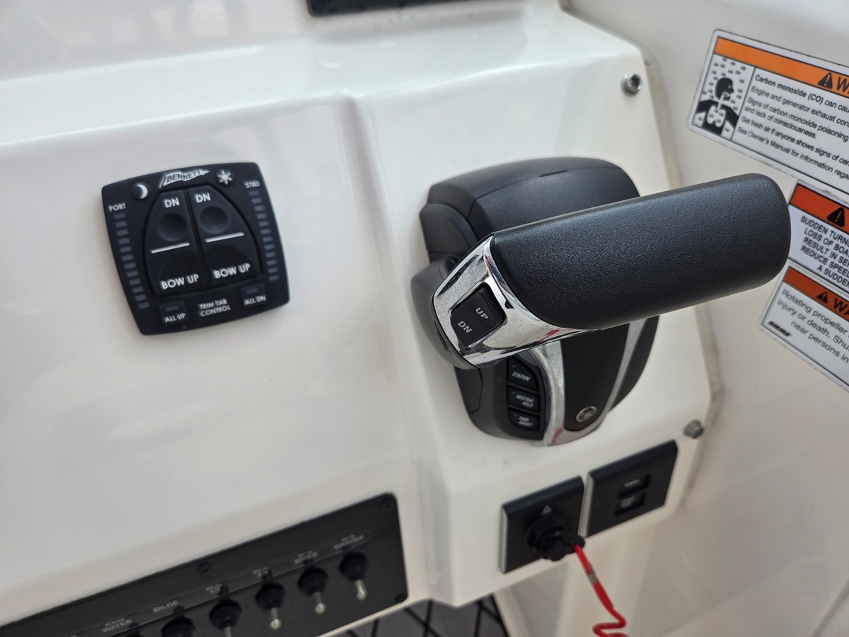 2023 Cobia 240 DUAL CONSOLE 19
