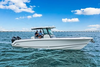 Boston Whaler 330 Outrage 1 2026 Boston Whaler 330 Outrage 2