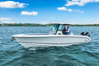 Boston Whaler 330 Outrage 14 2026 Boston Whaler 330 Outrage 15