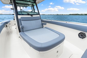 Boston Whaler 330 Outrage 31 2026 Boston Whaler 330 Outrage 32
