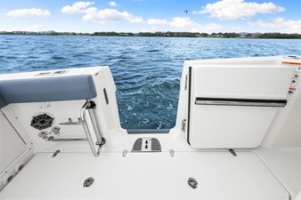 Boston Whaler 330 Outrage 42 2026 Boston Whaler 330 Outrage 43