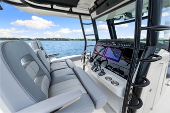 Boston Whaler 330 Outrage 52 2026 Boston Whaler 330 Outrage 53
