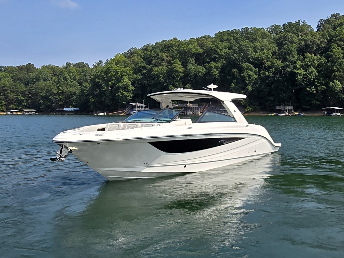 2027 Sea Ray SLX 400 2
