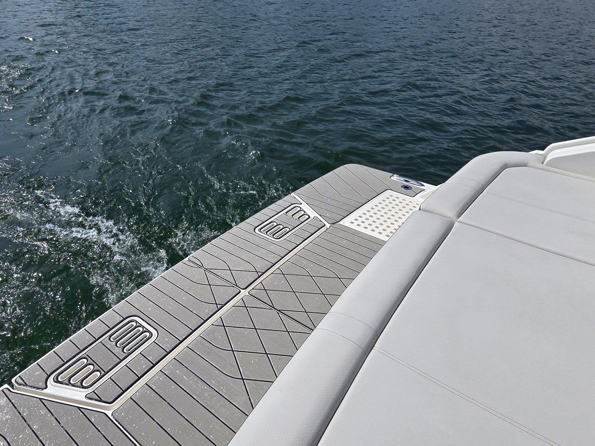 2027 Sea Ray SLX 400 9