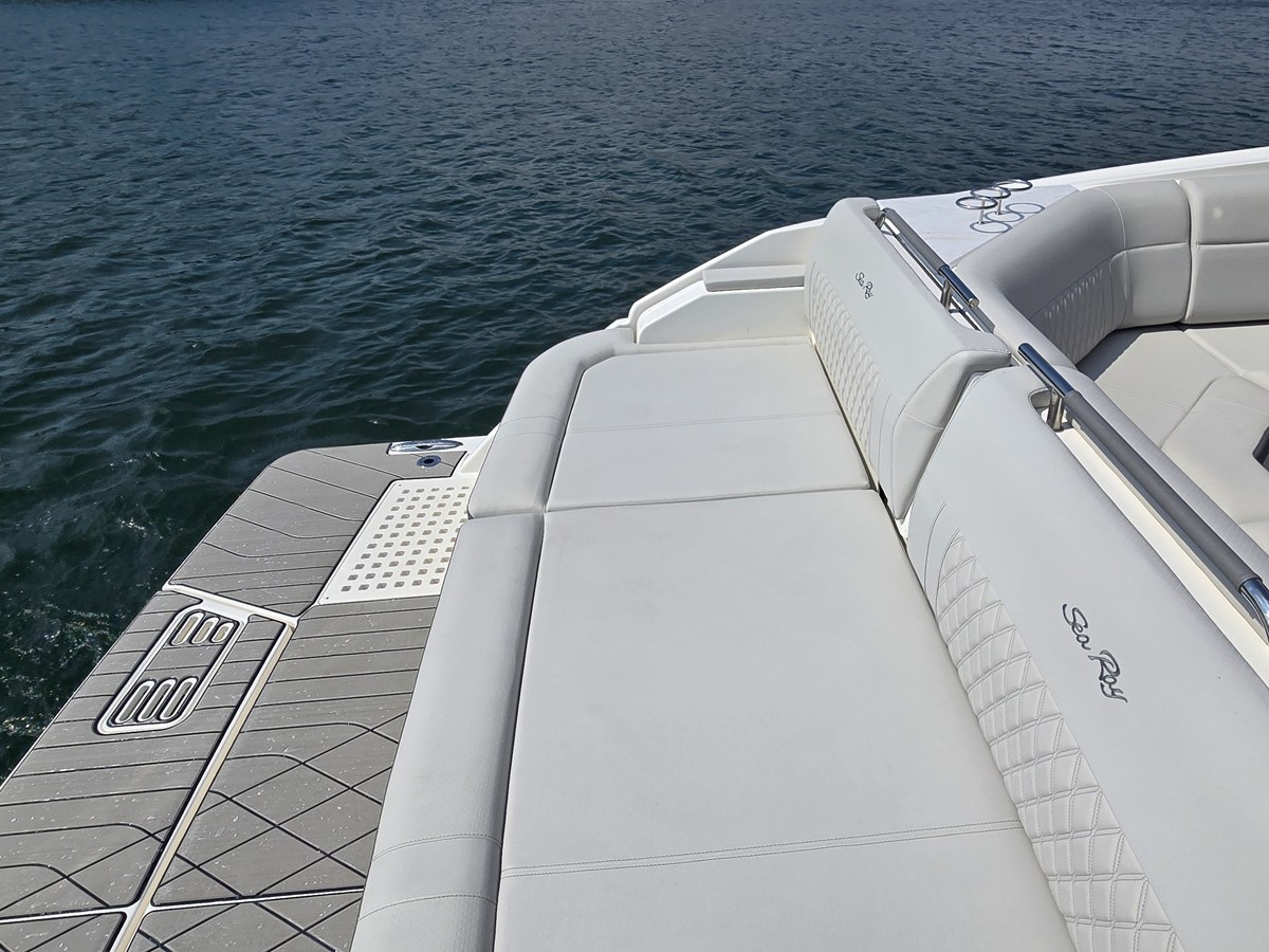 2027 Sea Ray SLX 400 11